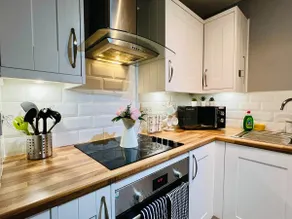 Luxurious & Modern Apartment - Image 5