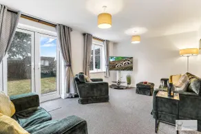 Modern 4-Bedroom Gem Family & Business Friendly - Image 4
