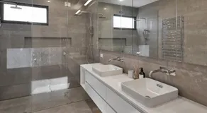 Frankie Luxury pool house Geelong Sleeps 12 Close to GMHBA cafes restaurants shops schools - Image 2