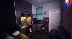 The Duff 1 Bed Flat Walk to Marina Shops and Train - Image 4
