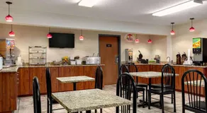 Super 8 by Wyndham Germantown/Milwaukee - Image 3