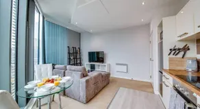 Modern City Centre Apartment 2 x Double En-Suite - Image 2