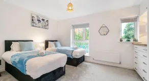 Ashford Home off M20 with 2x Private Parking - Long Stays - Image 2