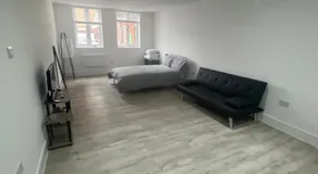 Modern Studio Near Heathrow, Tube and Hounslow High Street - Image 2