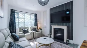 Luxury 3-Bedroom Apartment with 75-Inch TV, Fireplace & Terrace near Manchester Airport - Image 2