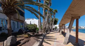 Home2Book Stylish Beachfront Escape - Image 4