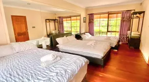 Maggie's Guesthouse - large property with pool, billiards, tennis court, BBQ & more - Image 2