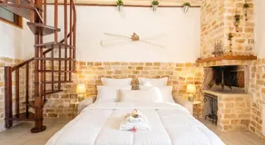 Sea front historic house in the heart of old town, inside torrione aragonese - Image 2