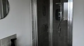 Beautiful Private Ensuite Minutes to city centre - Image 2