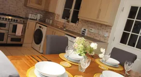 Spacious 4 bed Town House Swindon - Image 4