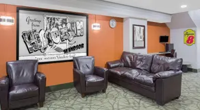 Super 8 by Wyndham Windsor/Madison North - Image 2