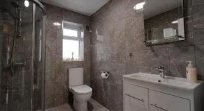 Freshly Renovated Apartment on High Street - Image 2