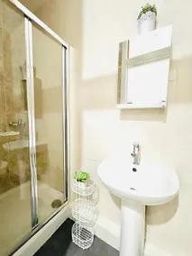 London Luxury Apartment with Private Jacuzzi Hot tub & Sauna - Image 2