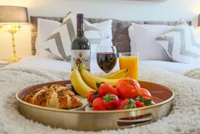Luxury 5 Bedroom 3 Bathroom House - Smart TVs with Sky and Netflix, Super Fast WiFi, Free Parking by Yoko Property - Image 5