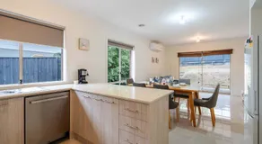 Modern 3B2B1C Home in Doreen - Image 4