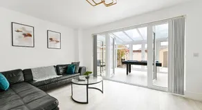 Swan's Place - Large 4bed home, Sleeps 9, Parking x2 & Games room - Image 2
