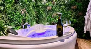 Jungle Évasion, Épernay - Jacuzzi & Sauna - Image 2