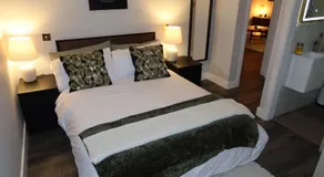 Stunning Modern 2 bed, 2 bath apartment with parking space - Image 2