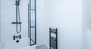 Spacious 2-Bedroom House near Wakefield Centre and Train Station with Free Parking, Ideal for Contractors & Long Stays - NordStay - Image 5
