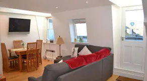 Osborne House Apt 6 - Image 2