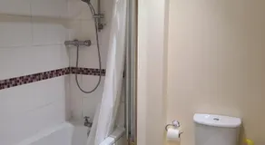 1 Bed Flat - Sleeps 4 - Parking - Wifi - Image 2