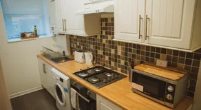 1 bedroom flat with easy parking/public transport - Image 4