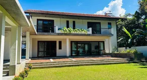 Lake Round Luxury House - Image 3