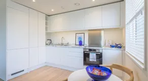 Luxury Central Apt Riverside Views and Parking - Image 3