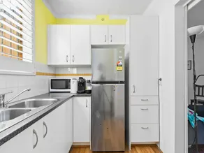 Convenient Studio in Trendy Inner-City Suburb - Image 3