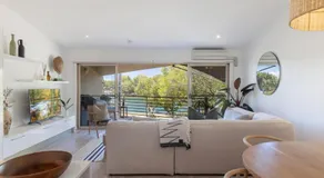 Riverfront Luxury, Poolside, Near Hastings - Image 2