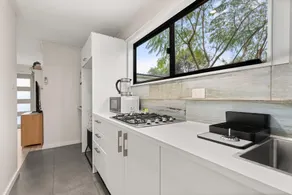 Bright 1-Bed Apartment with Garden Views - Image 3