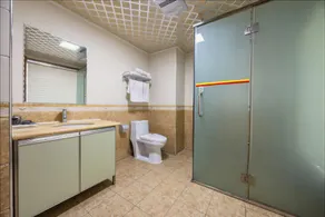Yilian Business Hotel - Image 4