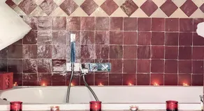 Suite de luxe avec espace salon et balnéo à la campagne - Image 4