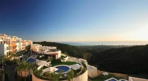 Spacious apartment with 3 pools & gym - Image 4