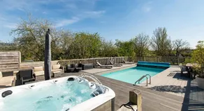 Stunning property sleeping 24 with hot tub & pool - Image 4