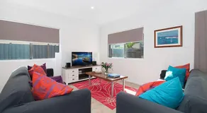 LUXURY TOWNHOUSE! Walking distance to everything! - Image 2