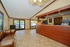 Americas Best Value Inn & Suites Warren Detroit - Image 3