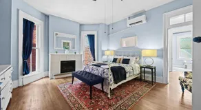 Elegant Manor w Private Yard & Modern Amenities - Image 2
