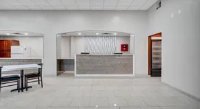 Days Inn & Suites by Wyndham Niagara Falls/Buffalo - Image 3