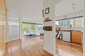 Heart Of The City Minutes from Macleay Street - Image 2