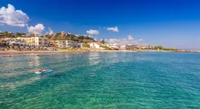 2-Bed Blue & White Apartment with Jacuzzi, BBQ, Garden, near Beach - Image 3