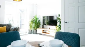 Riverside Stays, Modern House Stays, Shefford, Bedfordshire - Image 3