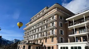 Large 3 bed apartment with mountain views, pool and gym - Image 4