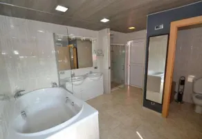 Villa de tres casas con padel y piscina - Image 2