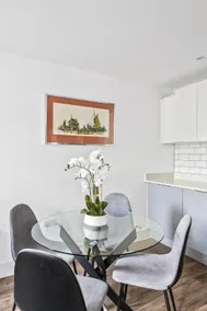 Luxurious 2 Bedroom Apartment with Free Parking - Image 5