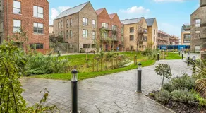 Peaceful and stylish apartment near Cambridge with parking - Image 3