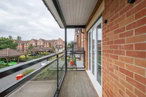 Foxherne 6 Bedroom 3Bath Serviced House 18 with Parking - Slough - Image 5