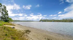Taroona - Majestic Waterfront Holiday House in Yamba - Holiday Yamba - Image 2
