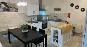 Ground Floor 2 Bedroom Apt, Onsite Parking, Edge of Glastonbury and Street - Image 4