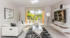 Yacht Club Apartment at Aventura ~ Splendidamente aggiornato al primo piano a bordo piscina - Image 2